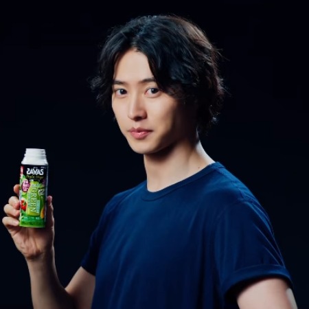 Kento Yamazaki promoted the beverage product of SAVAS. 